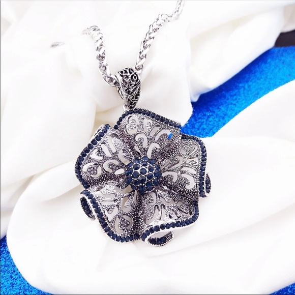 no brand Jewelry - Vintage Flower Necklace